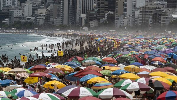 Multidão na praia de Ipanema em meio à pandemia da COVID-19, Rio de Janeiro, Brasil, 24 de janeiro de 2021 - Sputnik Brasil
