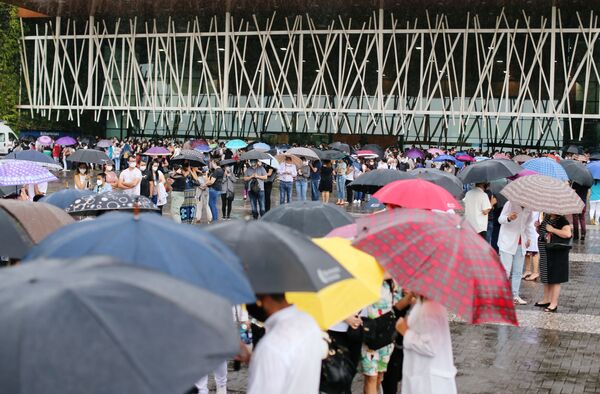 Profissionais de saúde em Curitiba fazem fila para receber a vacina CoronaVac, 28 de janeiro de 2021 - Sputnik Brasil