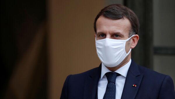 Emmanuel Macron, presidente da França, usando máscara facial, após reunião no Palácio do Eliseu em Paris, França, 27 de janeiro de 2021 - Sputnik Brasil