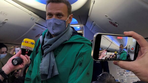 Aleksei Navalny, opositor russo, a bordo do avião em Berlim, Alemanha, antes da partida para Moscou, capital da Rússia,17 de janeiro de 2021 - Sputnik Brasil