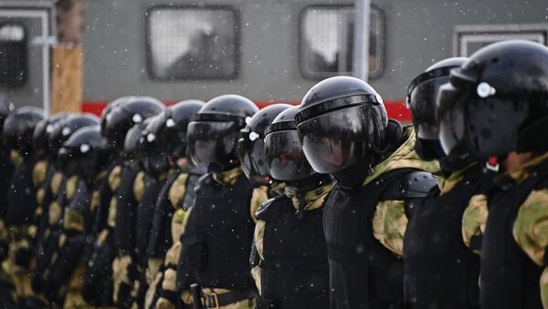 Agentes da polícia durante manifestação não autorizada em Moscou - Sputnik Brasil