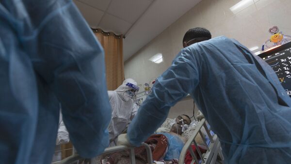 Em Ramallah, na Cisjordânia, médicos em uma UTI atendem um paciente palestino com COVID-19, em 28 de janeiro de 2021 - Sputnik Brasil