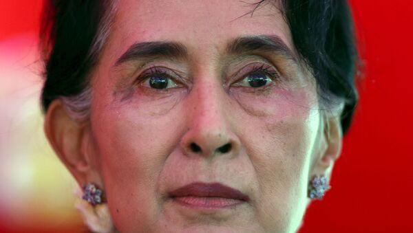 Líder do partido Liga Nacional pela Democracia, Aung San Suu Kyi, durante comício de campanha em Yangon, Mianmar (foto de arquivo) - Sputnik Brasil