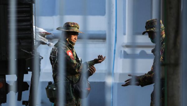 Soldado do Exército de Mianmar na frente da sede da prefeitura de Yangon, Mianmar, 1º de fevereiro de 2021  - Sputnik Brasil