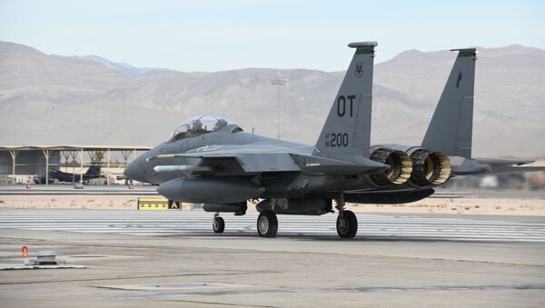 Caça F-15E prepara-se para usar míssil AGM-158B em base aérea no Novo México, EUA, 7 de janeiro de 2021 - Sputnik Brasil