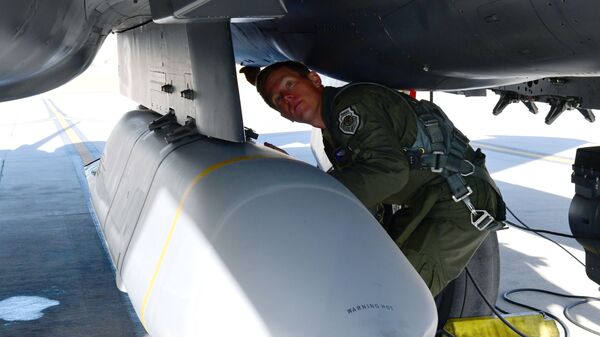 Diretor assistente de operações e diretor de testes do caça F-15E prepara-se para usar míssil AGM-158B em base aérea no Novo México, EUA, 7 de janeiro de 2021  (imagem ilustrativa - Sputnik Brasil