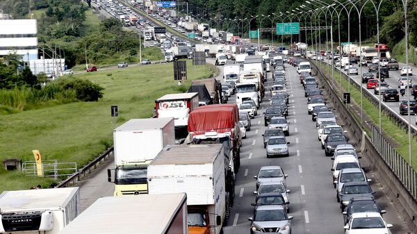 Congestionamento de caminhoneiros na Rodovia Castello Branco, na região de Jandira, na grande São Paulo, 1º de fevereiro de 2021. - Sputnik Brasil