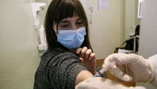 Mulher recebe dose da vacina contra a COVID-19 Sputnik V na Ucrânia - Sputnik Brasil