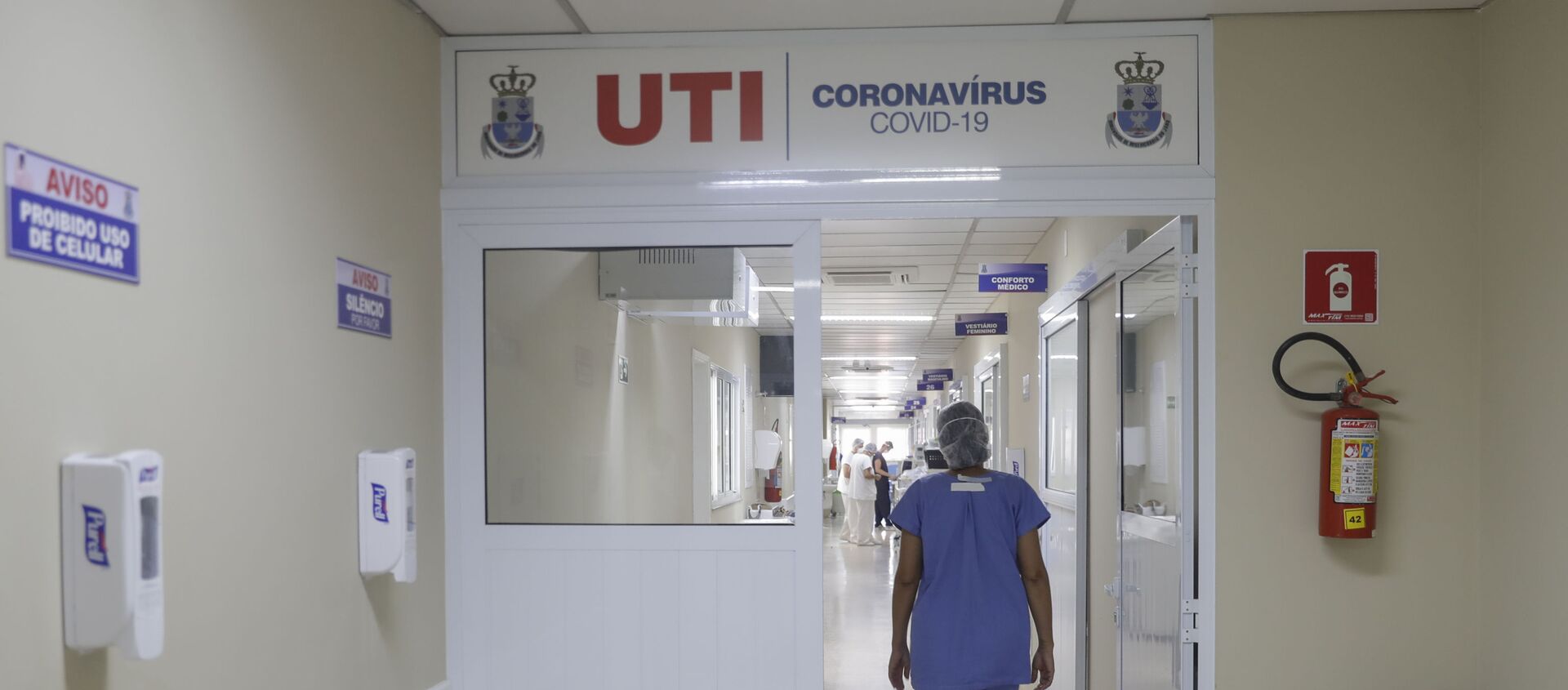 Funcionária caminha para UTI da Santa Casa, hospital na cidade de Jaú, em São Paulo, que opera com capacidade máxima devido à pandemia da COVID-19 - Sputnik Brasil, 1920, 17.02.2021