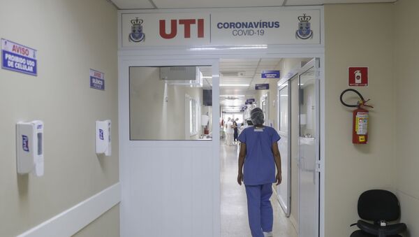 Funcionária caminha para UTI da Santa Casa, hospital na cidade de Jaú, em São Paulo, que opera com capacidade máxima devido à pandemia da COVID-19 - Sputnik Brasil