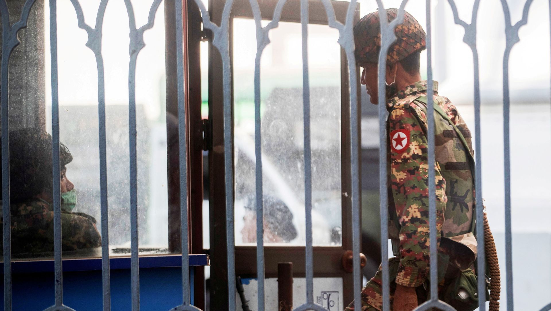 Militares mianmarenses dentro da Prefeitura de Yangon depois de ocuparem o edifício, em Yangon, Mianmar, 2 de fevereiro de 2021 - Sputnik Brasil, 1920, 09.02.2021