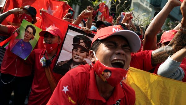 Manifestantes realizam ato contra golpe de Estado em Mianmar, na frente da Embaixada do país em Bangkok, Tailândia, 1º de fevereiro de 2021 - Sputnik Brasil
