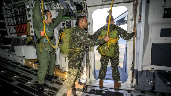 Militares da FAB no avião KC-390 Millennium durante exercício nos EUA - Sputnik Brasil