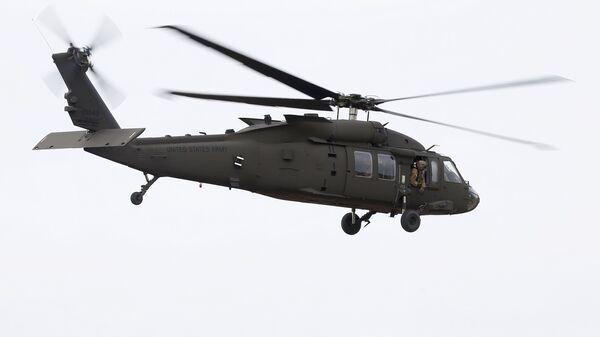 Helicóptero Black Hawk da Guarda Nacional do Arizona, nos EUA, decola para entregar suprimentos médicos a partir de Phoenix, no Arizona, em 31 de março de 2020 (foto de arquivo) - Sputnik Brasil