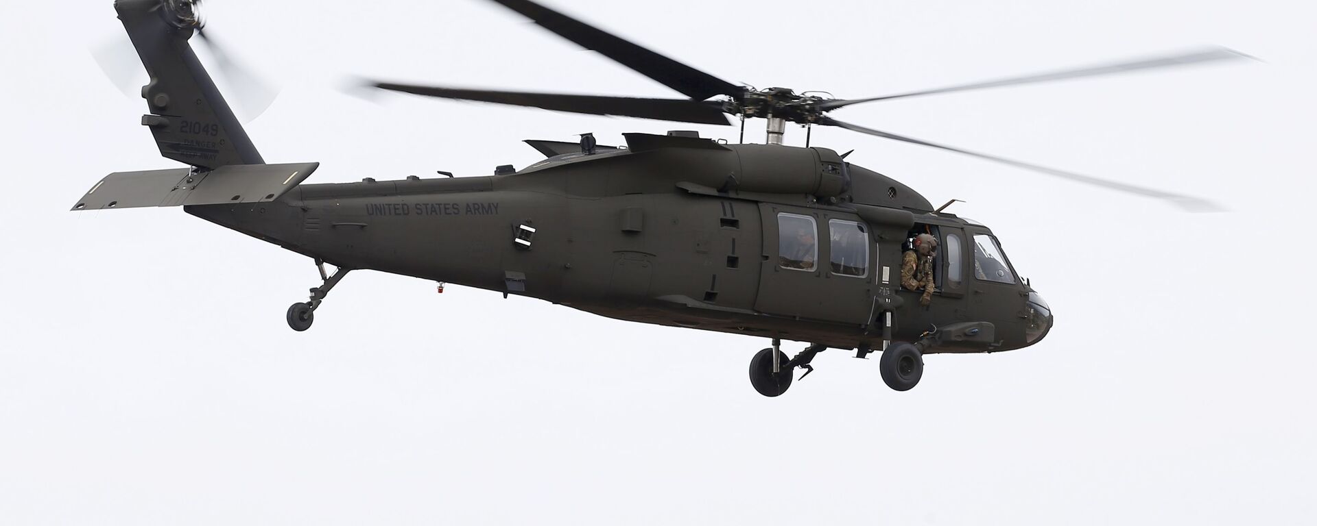 Helicóptero Black Hawk da Guarda Nacional do Arizona, EUA, decola para entregar suprimentos médicos a partir de Phoenix, Arizona, em 31 de março de 2020 - Sputnik Brasil, 1920, 29.01.2026