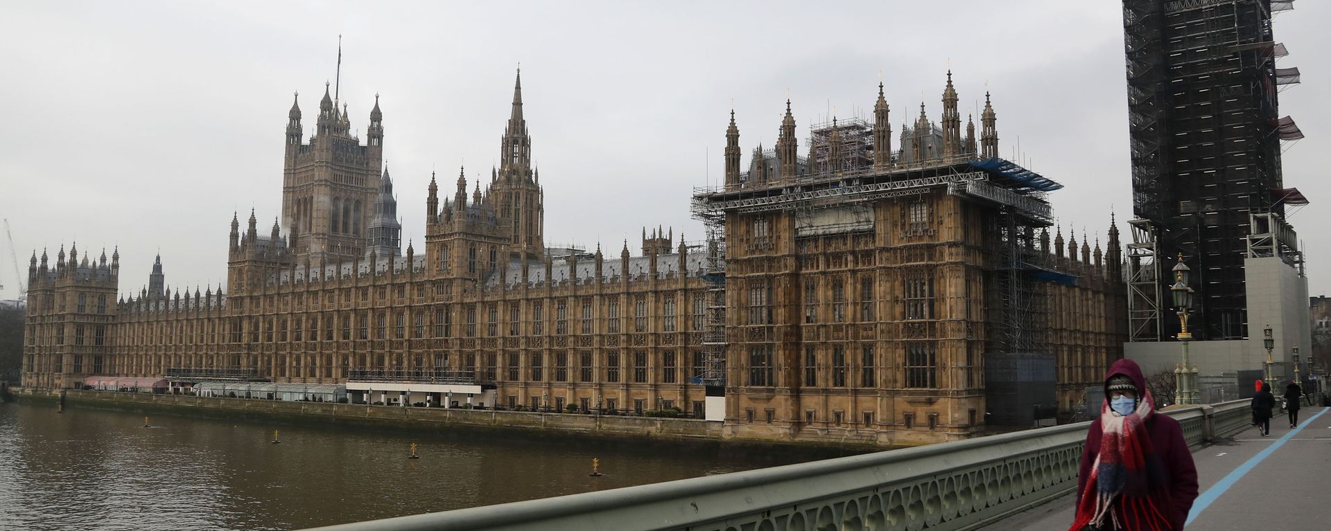 Pedestre passa pela ponte de Westminster, ao lado do Parlamento britânico, Londres, Reino Unido, 8 de janeiro de 2021 - Sputnik Brasil, 1920, 03.09.2026