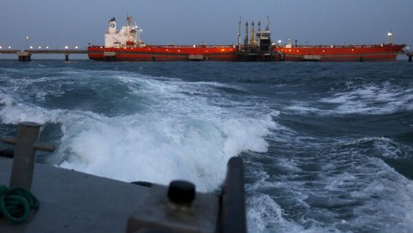 Navio petroleiro é carregado em terminal marítimo na Venezuela - Sputnik Brasil