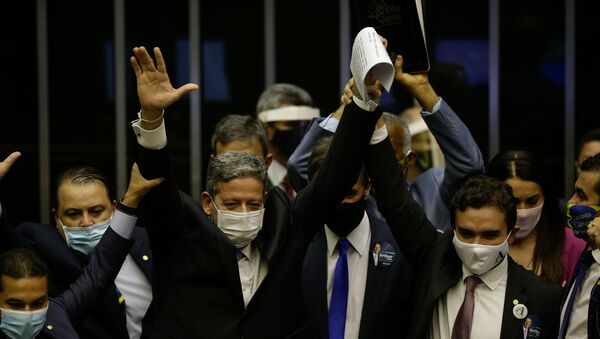 O candidato à presidência da Câmara dos Deputados, Arthur Lira (PP-AL), comemora com aliados após ser eleito presidente da Casa, no plenário da Câmara, em Brasília - Sputnik Brasil