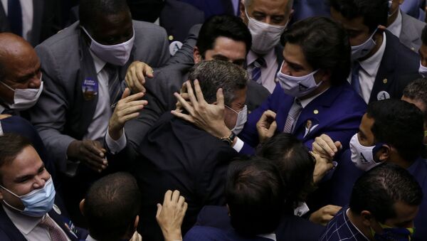Candidato à presidência da Câmara dos Deputados, Arthur Lira (PP-AL), comemora com aliados após ser eleito presidente da Casa, no plenário da Câmara, em Brasília - Sputnik Brasil