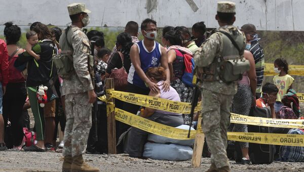 Soldados peruanos guardam imigrantes venezuelanos detidos em posto fronteiriço em Tumbes, Peru (imagem referencial) - Sputnik Brasil
