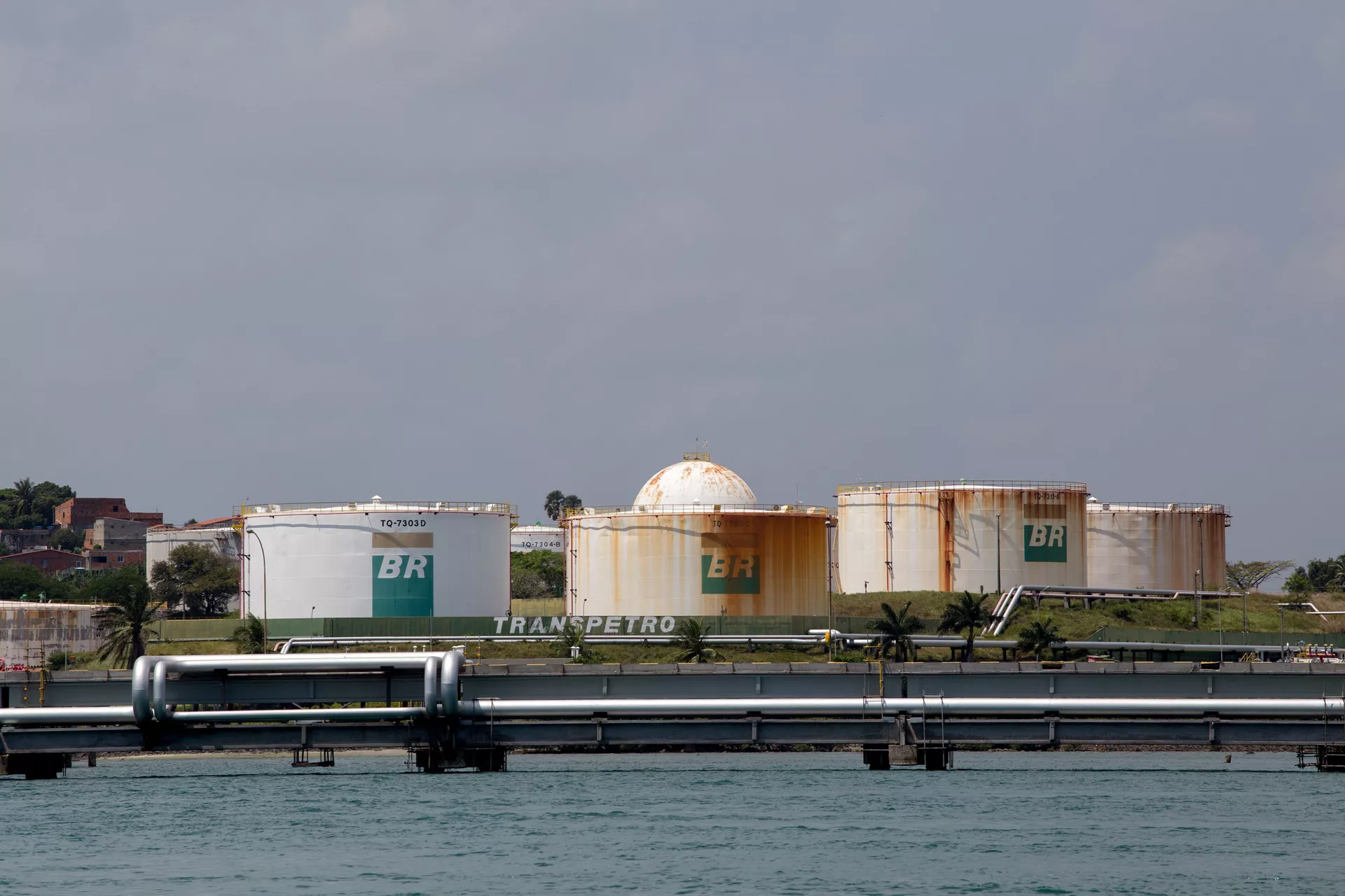 Tanques do Terminal Madre de Deus (Temadre), da Petrobras, em Madre de Deus, na Bahia - Sputnik Brasil, 1920, 15.07.2022