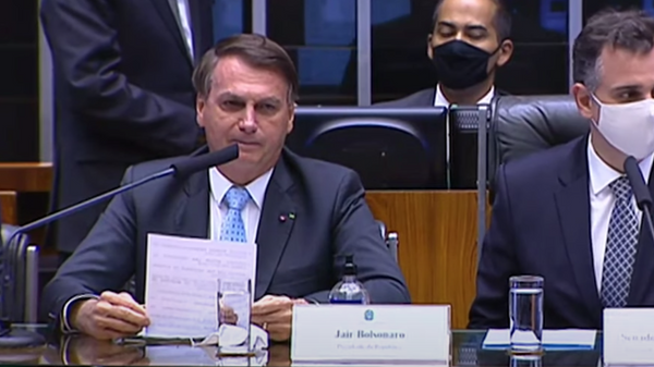 O presidente Jair Bolsonaro (sem partido) ouve gritos de fascista e genocida no Senado Federal, em Brasília - Sputnik Brasil