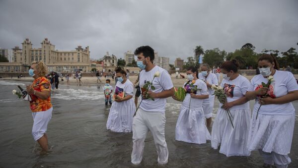 Devotos participam de homenagem a Iemanjá na praia de Ramirez, no Uruguai - Sputnik Brasil