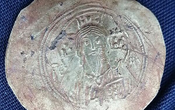 Moeda de ouro cunhada sob o reinado do imperador Miguel VII há quase 1000 anos encontrada durante escavações na Bulgária - Sputnik Brasil