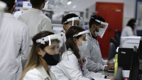 Funcionários da União Química trabalham em produção-piloto dos insumos da vacina russa contra a COVID-19, Sputnik V, em Brasília, 25 de janeiro de 2021 - Sputnik Brasil