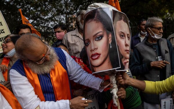 Ativista da Frente Hindu Indiana Unida prestes a incendiar pôsteres de Greta Thunberg e de Rihanna Pôster de Greta Thunberg antes de ser queimado - Sputnik Brasil