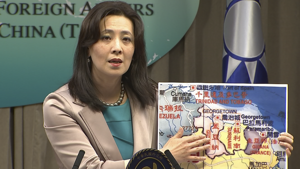 A porta-voz do Ministério das Relações Exteriores de Taiwan, Joanne Ou, aponta um mapa da Guiana em uma coletiva de imprensa, em Taipé, Taiwan, 4 de fevereiro de 2021 - Sputnik Brasil