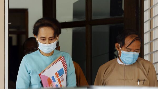 Conselheira de Estado de Mianmar Aung San Suu Kyi e presidente do país Win Myint saem, usando máscaras de proteção, depois da reunião do Comité Executivo Central na sede do partido Liga Nacional pela Democracia na capital Naypyidaw, Mianmar, 21 de julho de 2021 - Sputnik Brasil