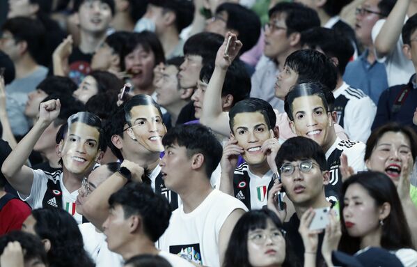 Torcedores sul-coreanos usam máscaras de CR7 durante amistoso entre a Juventus e um time de estrelas da K League em Seul, Coreia do Sul, em 26 de julho de 2019 - Sputnik Brasil