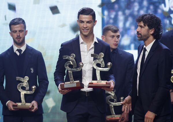 O português Cristiano Ronaldo recebendo honrarias no Gran Galà del Calcio, evento de premiação do futebol italiano, em Milão, em 2 de dezembro de 2019 - Sputnik Brasil