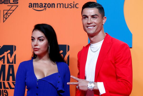 Cristiano Ronaldo e sua companheira, a modelo argentina Georgina Rodríguez, no MTV Europe Music Awards, em Sevilha, na Espanha, em 3 de novembro de 2019 - Sputnik Brasil