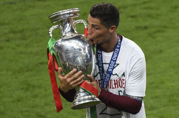O craque Cristiano Ronaldo com o troféu da Euro 2016, no Stade de France, em Saint-Denis, França - Sputnik Brasil