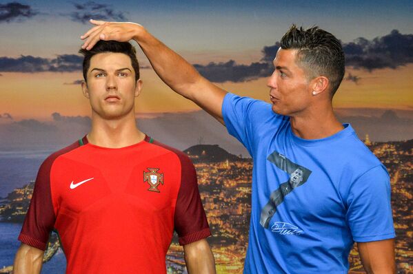 Cristiano Ronaldo posa ao lado de um Cristiano Ronaldo de cera durante visita ao Museu CR7, em 23 de julho de 2016, no Funchal, na ilha da Madeira, local de nascimento do ídolo português - Sputnik Brasil