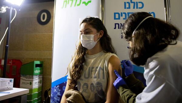 Jovem recebe vacina contra a COVID-19 em Jerusalém, em Israel, no dia 4 de fevereiro de 2021 - Sputnik Brasil