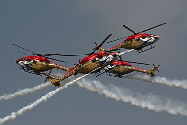  Equipe Sarang, de Helicópteros Avançados Leves da Força Aérea da Índia, executa acrobacia durante o primeiro dia do show aéreo Áero Índia 2021 na base aérea de Bangalore, 3 de fevereiro de 2021 - Sputnik Brasil