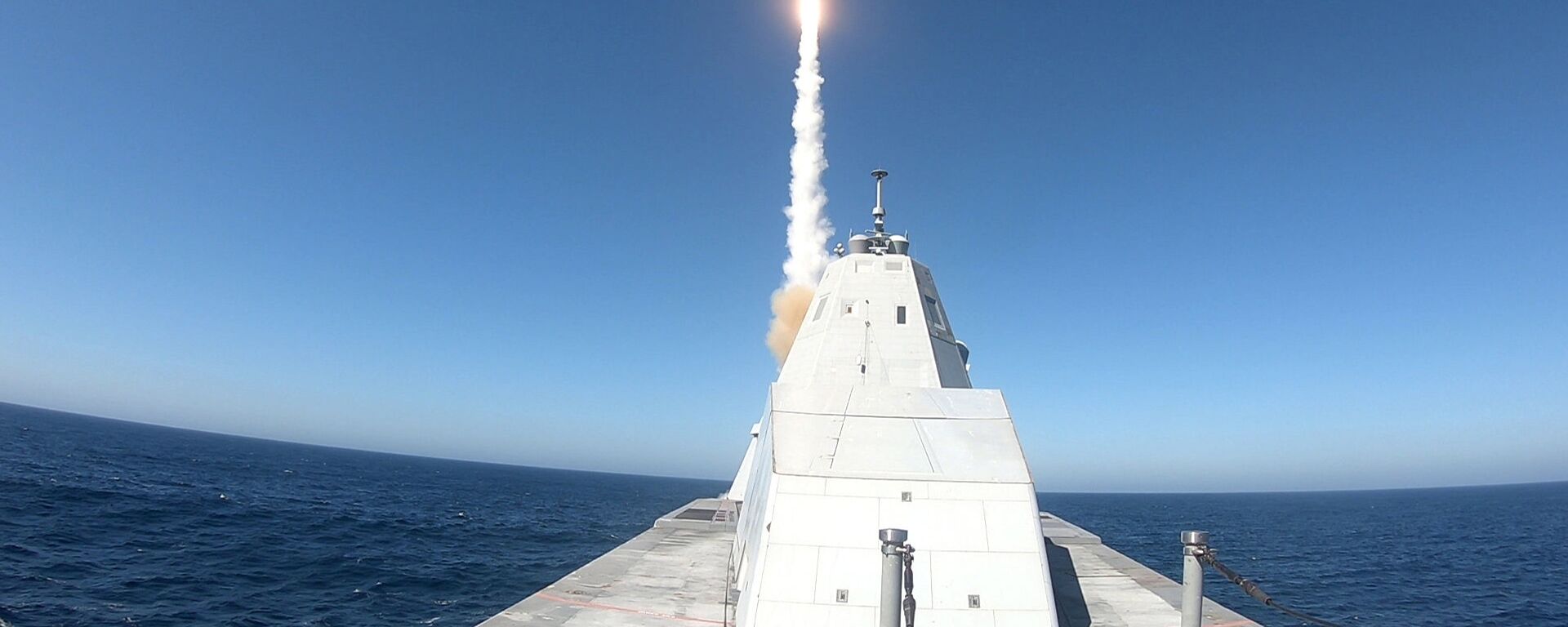 USS Zumwalt (DDG 1000) executa com sucesso o primeiro teste de disparo do sistema MK 57 com um míssil SM-2 - Sputnik Brasil, 1920, 25.07.2025