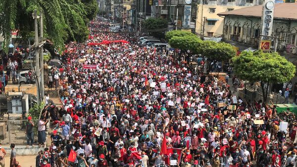 Milhares de manifestantes vão as ruas de Rangum, em Mianmar, em protesto contra o golpe militar no país - Sputnik Brasil