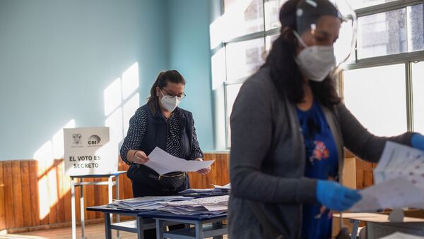 Mulheres trabalham em processo de apuração dos votos das eleições presidenciais do Equador. - Sputnik Brasil