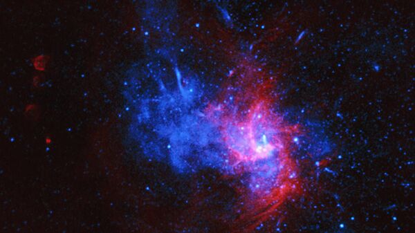 Sagitário A Leste fica localizada muito perto do buraco negro supermassivo no centro da Via Láctea e provavelmente se cruza com o material ao redor do buraco negro - Sputnik Brasil