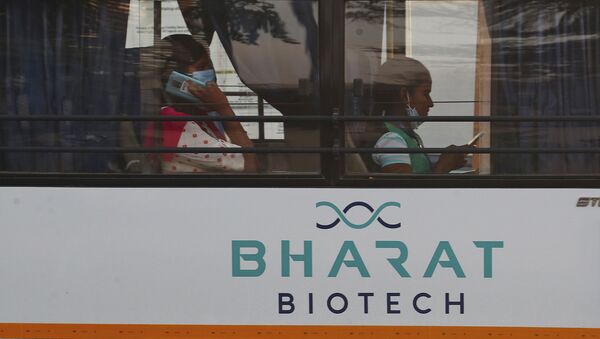 Funcionários em ônibus da farmacêutica Bharat Biotech, em Hyderabad, Índia, 9 de janeiro de 2021  - Sputnik Brasil