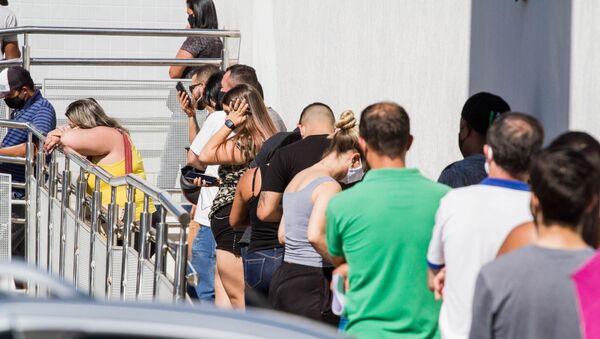 Agência da Caixa Econômica Federal de Limeira (SP) registra filas de pessoas que foram sacar o auxílio emergencial - Sputnik Brasil
