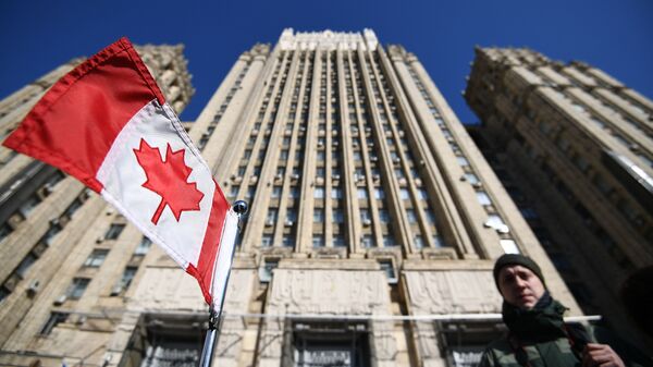Bandeira do Canadá na embaixada canadense em frente ao prédio do Ministério das Relações Exteriores da Rússia (foto de arquivo) - Sputnik Brasil