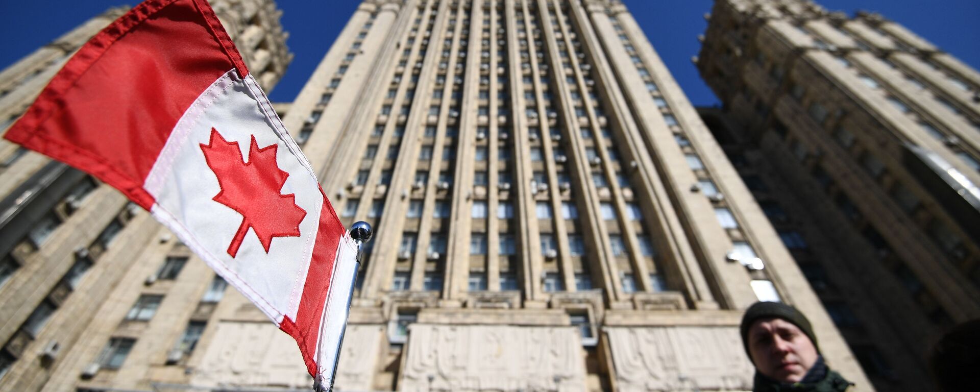 Bandeira nacional do Canadá no carro da embaixada canadense em frente ao prédio do Ministério das Relações Exteriores da Federação da Rússia, para onde foram convocados embaixadores de países que expulsaram diplomatas russos - Sputnik Brasil, 1920, 09.12.2022