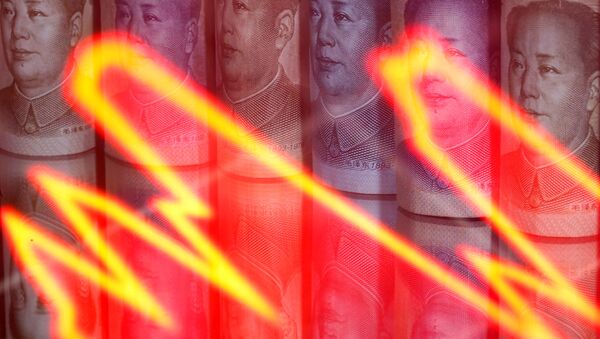 Cédulas de yuan da China atrás de gráfico iluminado, em 10 de fevereiro de 2020 - Sputnik Brasil