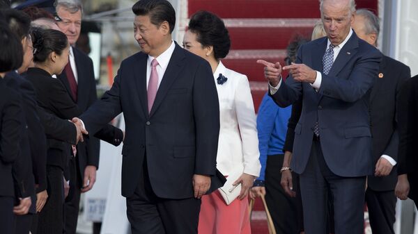 Joe Biden, vice-presidente dos EUA, e Xi Jinping, presidente da China, e sua esposa Peng Liyuan, durante a cerimônia de chegada à Base Aérea de Andrews, Maryland, EUA, 24 de setembro de 2015 - Sputnik Brasil