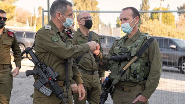 O chefe do Estado-Maior da IDF, Aviv Kohavi (à esquerda) comprimenta o general Shlomi Binder, durante exercício de simulação, 10 de fevereiro de 2021 - Sputnik Brasil